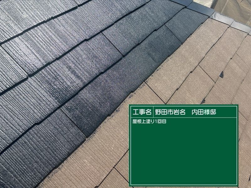 屋根の上塗り1回目を終えた様子